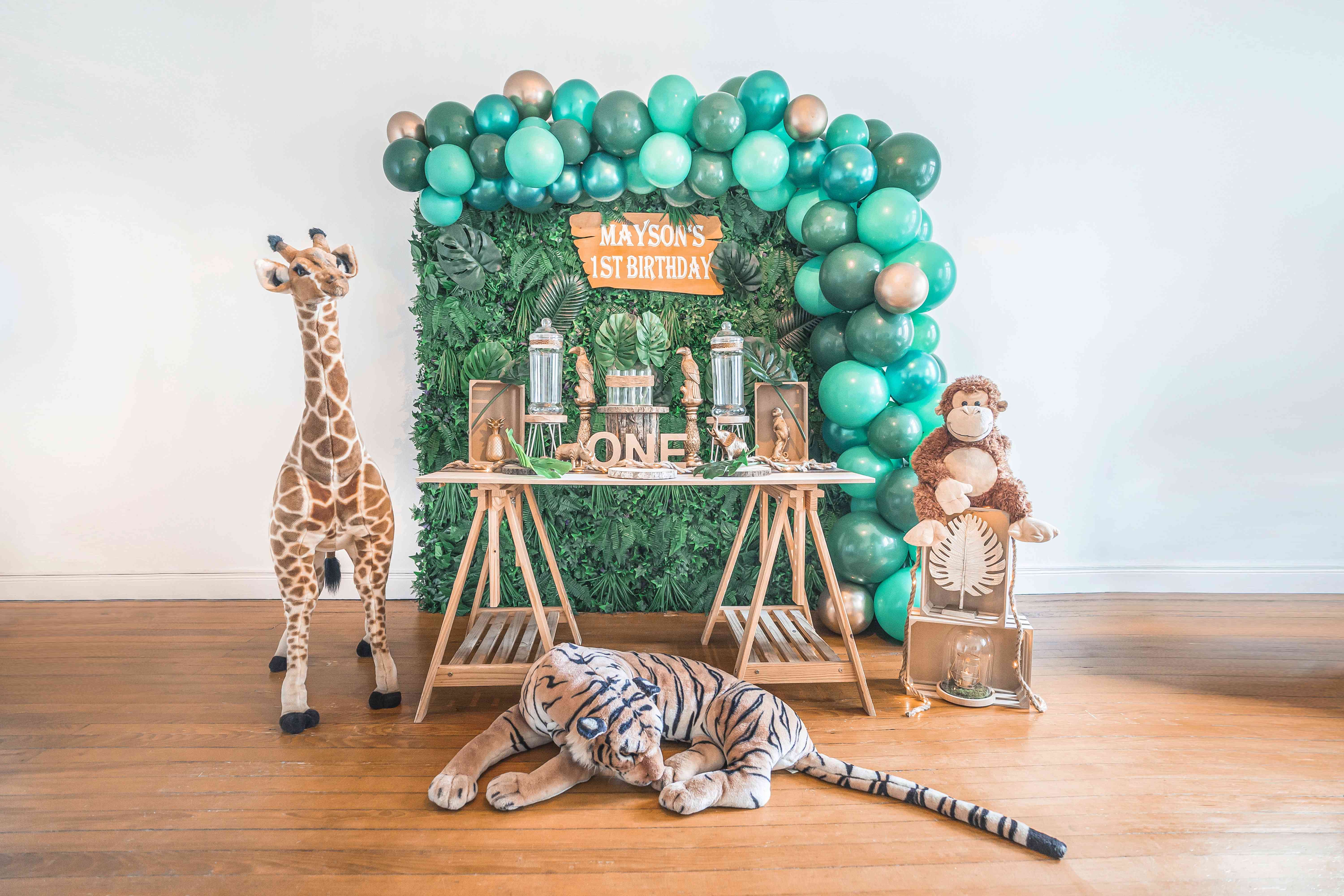 La Zebra Party organisé avec un mélange de ballons vert, doré et à rayures de zèbre